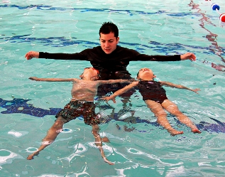 Lenny Krayzelburg teaching kids to float